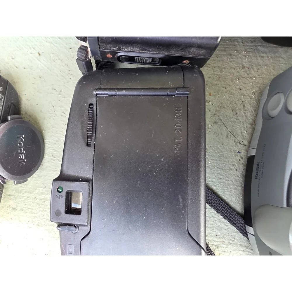 Vintage Camera Lot Canon T70 Fujifilm FinePix 3800 Kodak EasyShare Snappy Z2‎